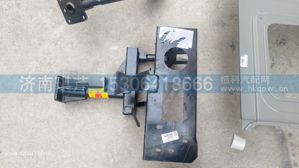 右踏步骨架总成