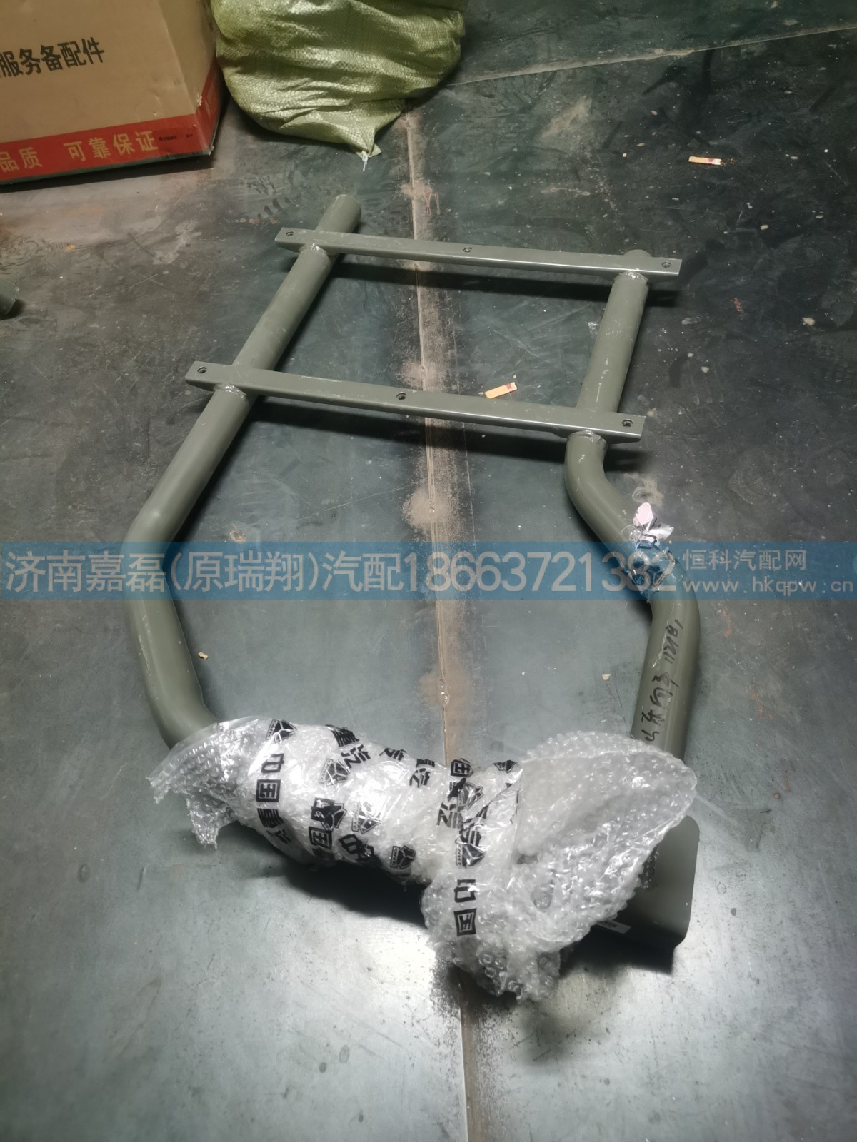 YG1664232332右挡泞板支架