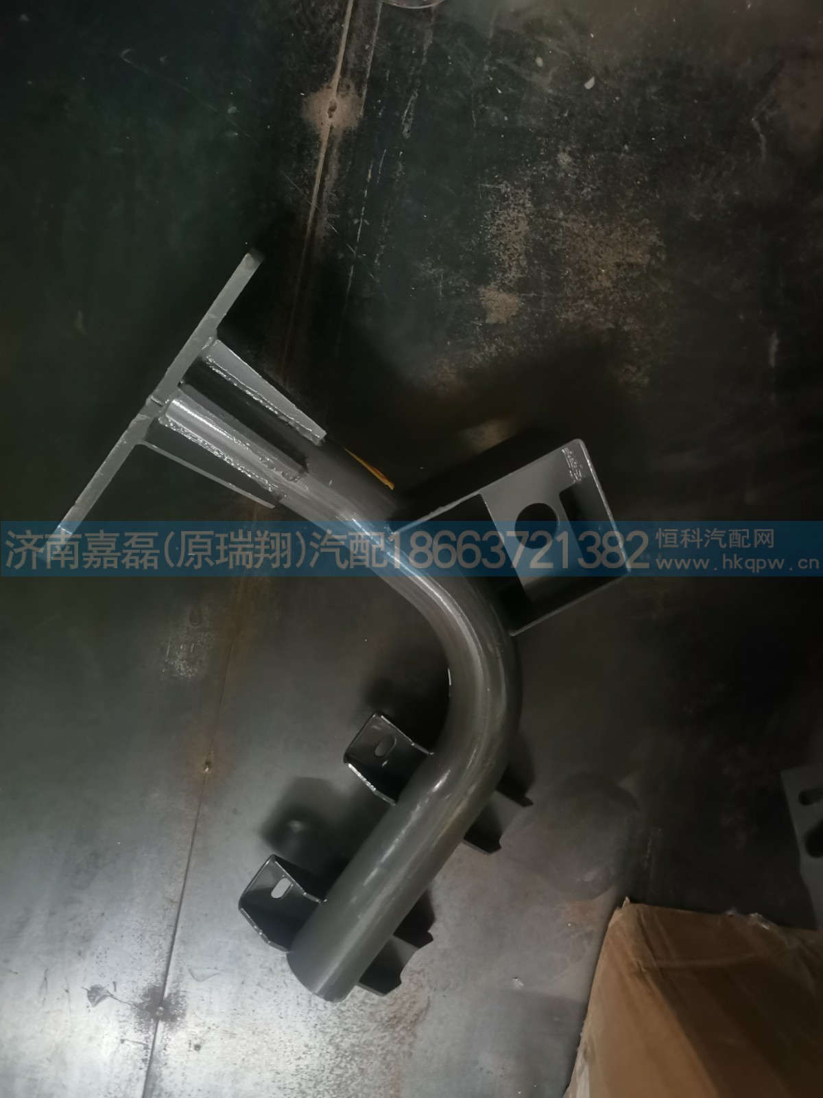 WG9925930390豪沃T7H四开门左踏板支架总成