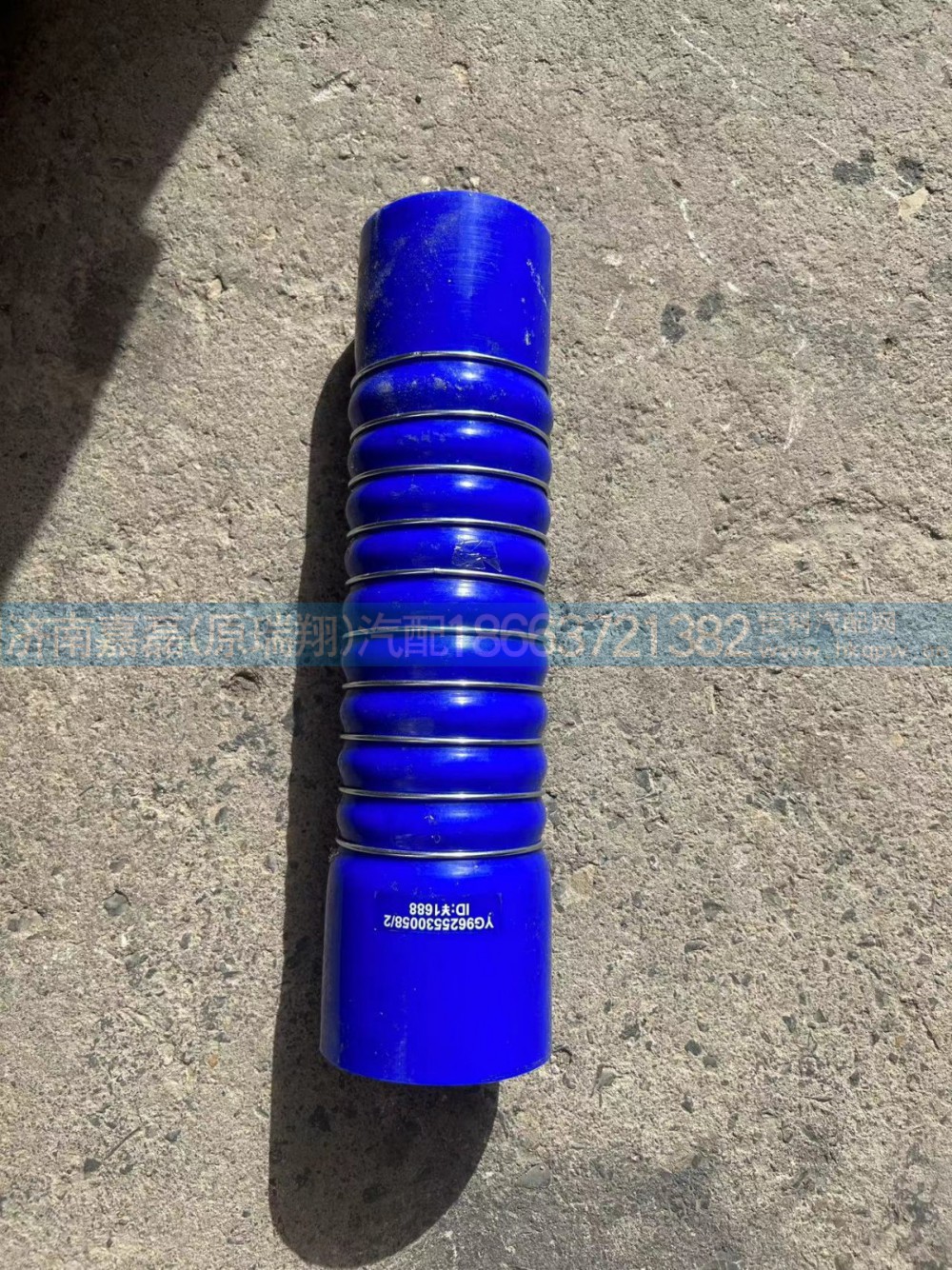 YG9625530058汕德卡中冷器出气胶管