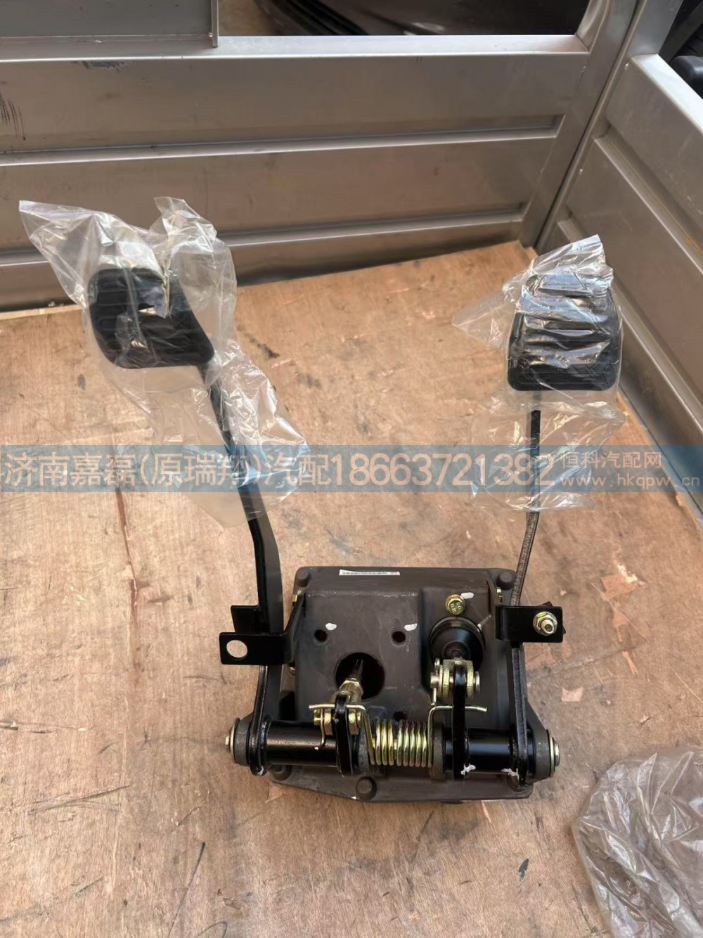 WG9525361840豪瀚组合踏板总成(离合总泵带油罐,离合踏板降低优化)