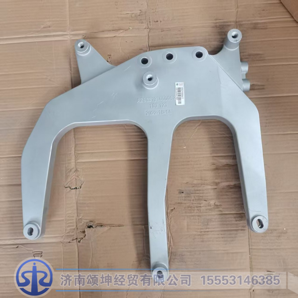 AZ963193000062   提升保险杠右支架