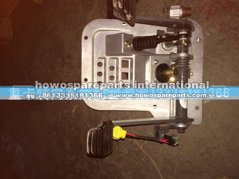 AZ9725360024,HOWO右置踏板总成,济南冠泽卡车配件营销中心