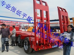 ,挖掘機運輸?shù)推桨?挖掘機運輸半掛車  三橋鉤機板,梁山通岳特種車有限公司
