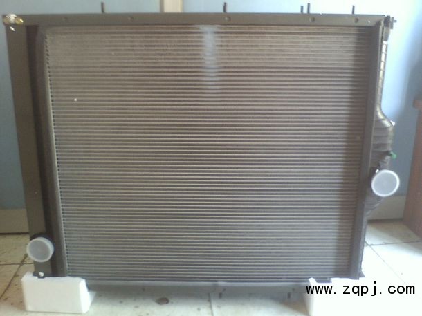 重汽豪運(yùn)新款中冷器水箱N(xiāo)Z9525530113價(jià)格930元/NZ9525530113