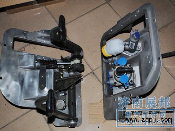 AZ9925360001,组合踏板操纵总成,济南冠泽卡车配件营销中心