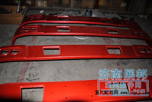 让利促销 原厂装车HOWO保险杠总成AZ1641241003图2