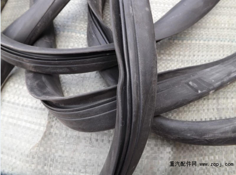 AZ1642710002,豪沃前挡风胶条,济南博通重汽备件库
