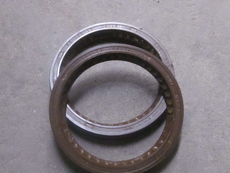 WG9981320123,中桥输入油封（红内85*105*13）,济南恒亦重卡汽车配件有限公司