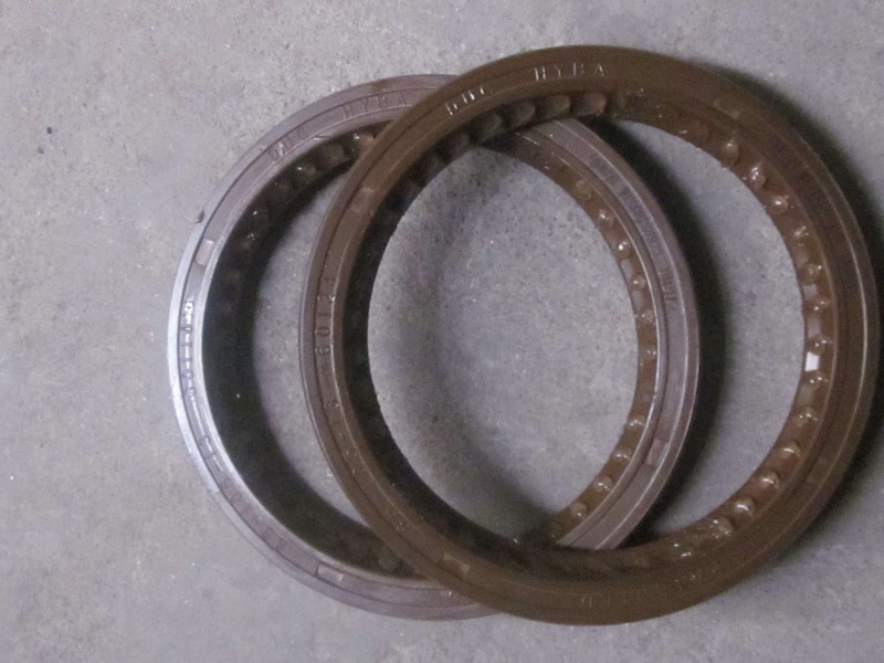 WG9981320123,中桥输入油封（红内85*105*13）,济南恒亦重卡汽车配件有限公司