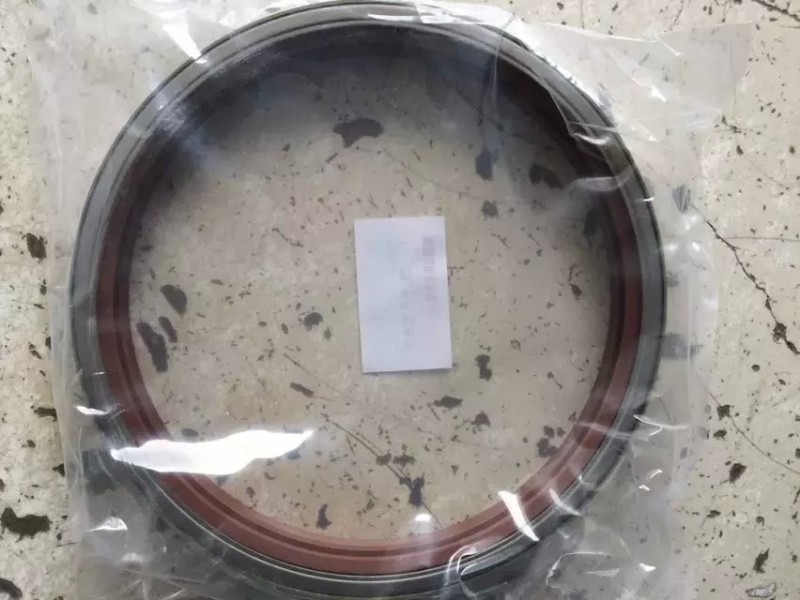 WG9970340113,70矿后轮骨架油封,济南跃鼎汽车配件有限公司