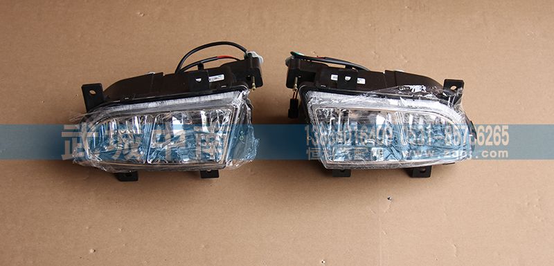 AZ9719720025,左前雾灯 豪沃10款,济南武城重型车外饰件厂