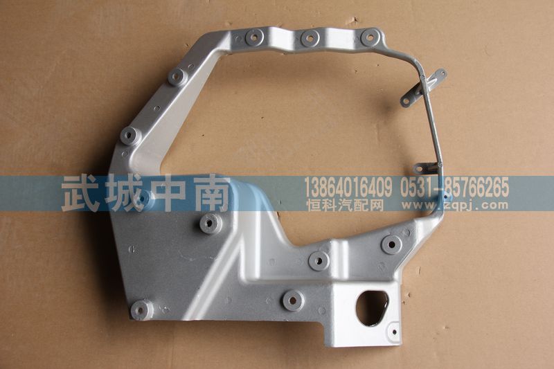 AZ9925720001,A7左大灯支架,济南武城重型车外饰件厂