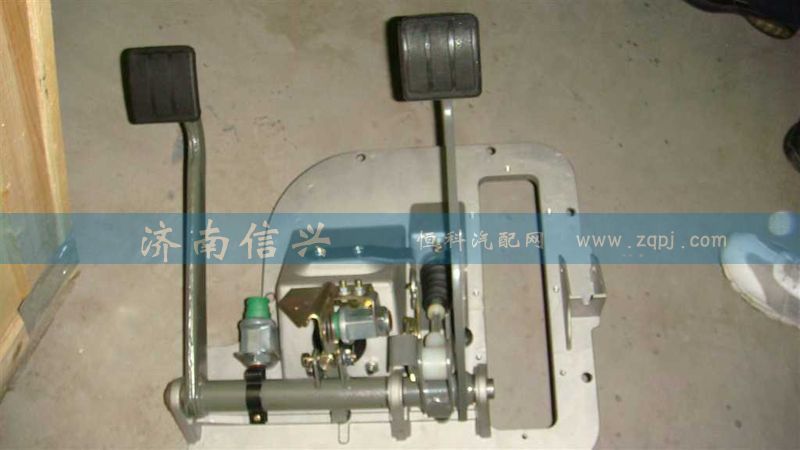 AZ9925360001,组合踏板操纵总成（带制动总泵和离合器总泵、踏板等）,济南信兴汽车配件贸易有限公司