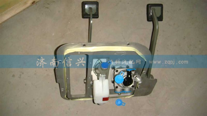 AZ9925360001,组合踏板操纵总成（带制动总泵和离合器总泵、踏板等）,济南信兴汽车配件贸易有限公司