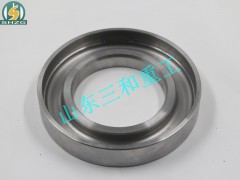 199012340019X,后轮油封座 带槽（白）,山东三和重工股份有限公司