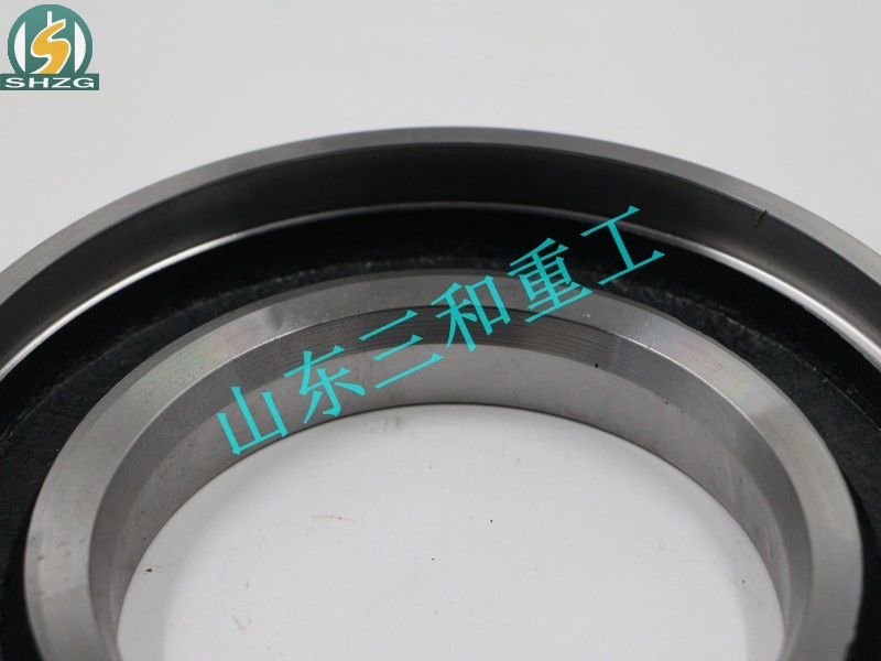 199012340019X,后轮油封座 带槽（白）,山东三和重工股份有限公司