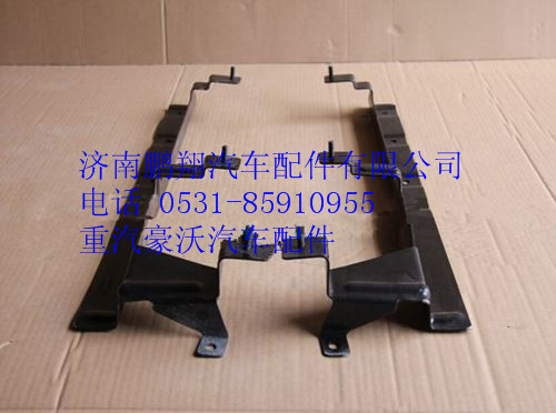 AZ1664110057,重汽豪沃A7导风罩连接板左,济南鹏翔汽车配件有限公司