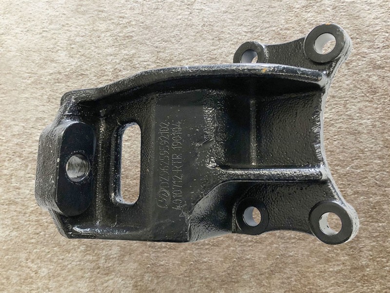 DZ96259592102,发动机右前支架 Engine front right bracket,济南向前汽车配件有限公司