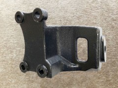 DZ96259592102,发动机右前支架 Engine front right bracket,济南向前汽车配件有限公司