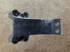 DZ97259590021,Engine left front bracket,济南向前汽车配件有限公司