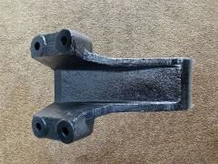 DZ97259590021,Engine left front bracket,济南向前汽车配件有限公司