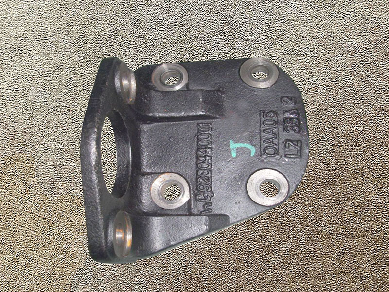 WG9200440002,Front brake chamber bracket (right),济南向前汽车配件有限公司