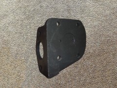 WG9200440002,Front brake chamber bracket (right),济南向前汽车配件有限公司