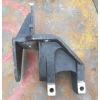 山东临工86宽体车前簧前支架 27120115681