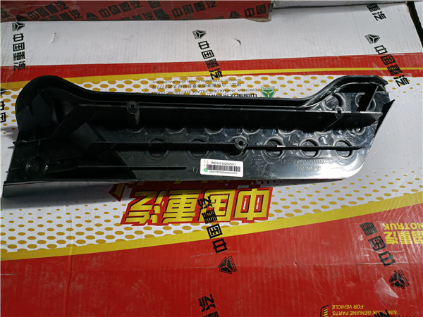 WG1651620050重汽豪瀚N7G左装饰压板