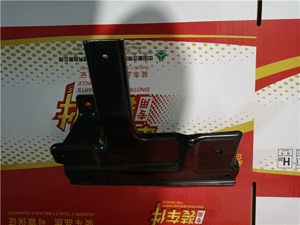 WG1664119033重汽豪沃TH7左面罩合页