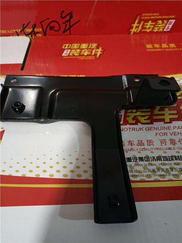WG1664119034重汽豪沃TH7右面罩合页