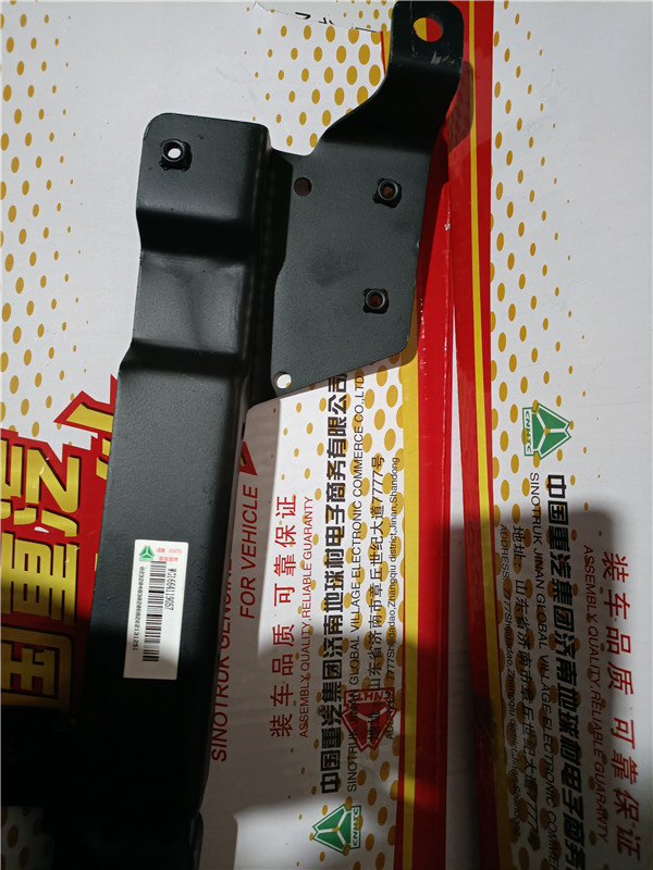 WG1664119057重汽豪沃TH7左侧装饰板连接支架总成