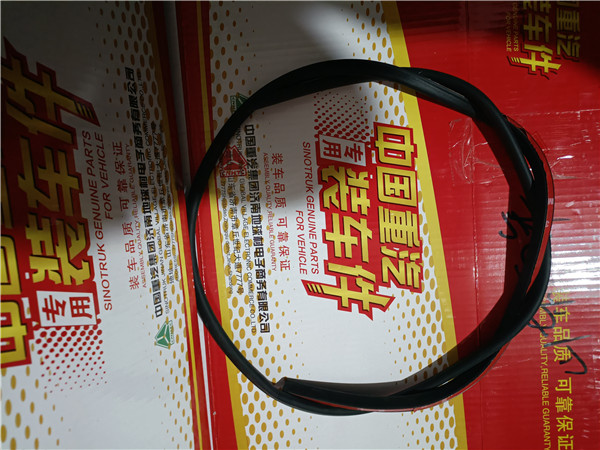 WG1664239015重汽豪沃TH7左副工具箱密封条