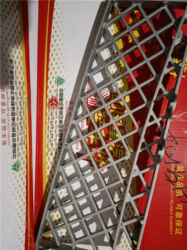 WG1664239062重汽豪沃TH7右翼子板上防滑板