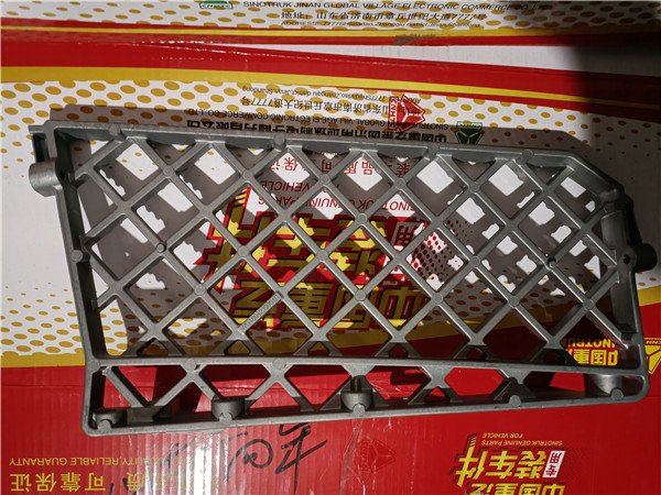 WG1664239064重汽豪沃TH7右翼子板下防滑板