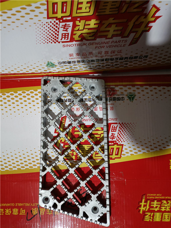 WG1664239082重汽豪沃TH7右踏步防滑板