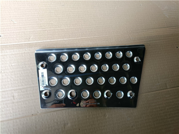 WG1664245011重汽豪沃TX左防滑板