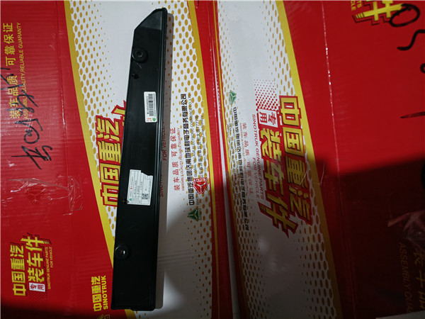 WG1664249020重汽豪沃TH7右装饰板