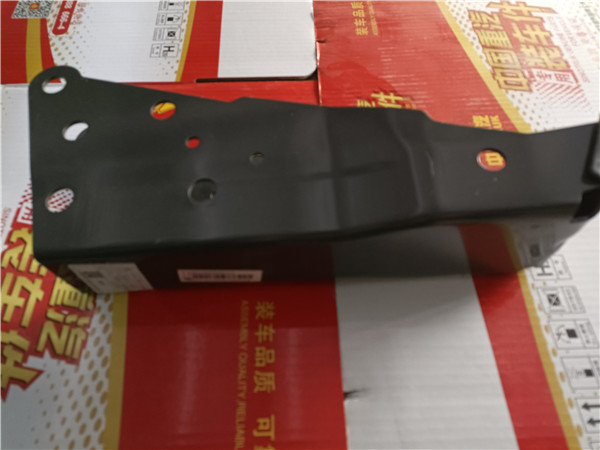 WG1664440023重汽豪沃TH7驾驶室后悬过渡支架总成