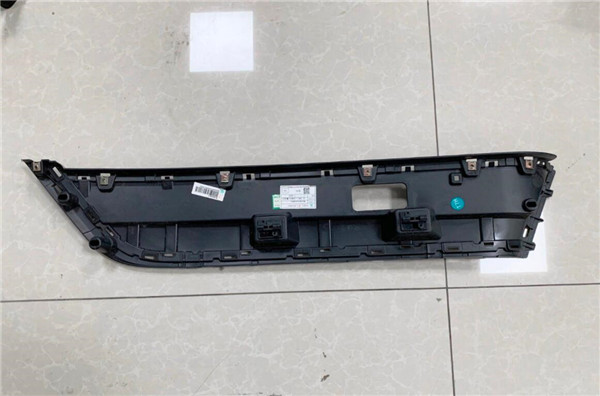 WG1664619061 重汽豪沃TH7左门框上装饰左侧支架