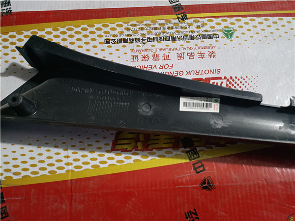 WG1671160268重汽豪瀚N7G右A柱内装饰板