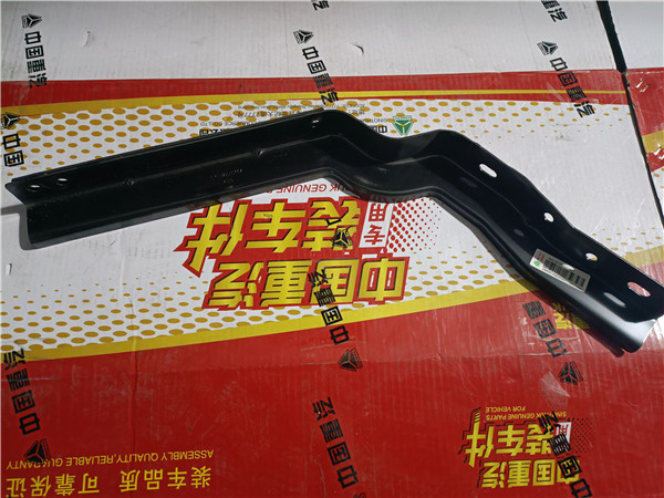WG1674870114重汽豪瀚N7G右导流板中支架