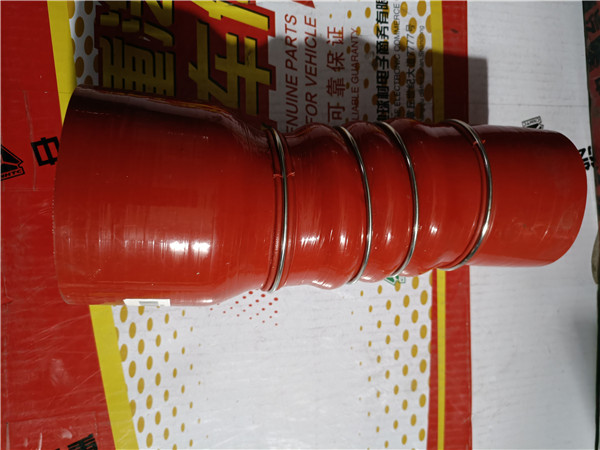 WG9525531821重汽豪瀚N7G中冷器进气胶管