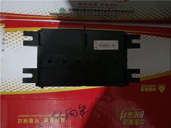 WG9925583017重汽豪沃TH7配件ECU安装箱