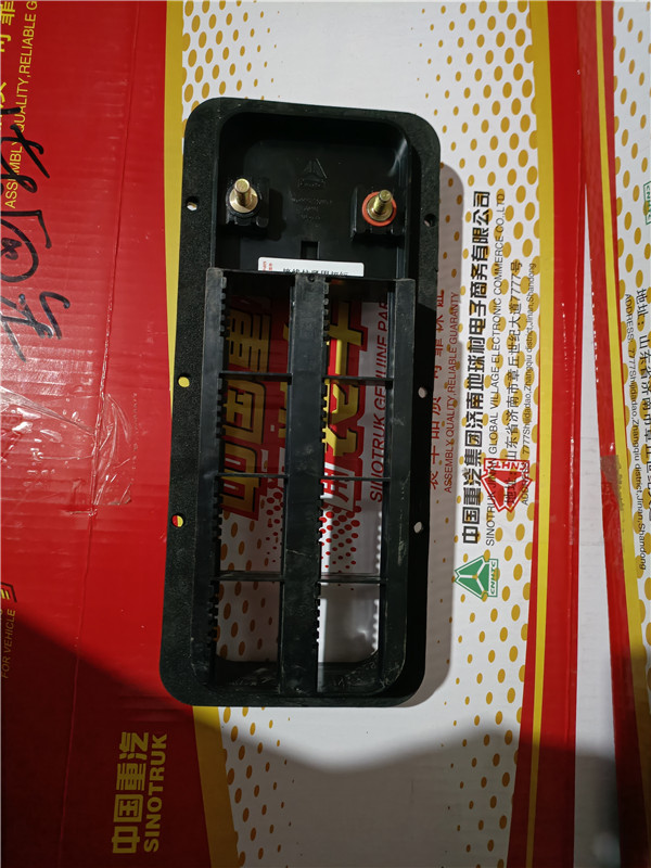 WG9925771015重汽豪沃TH7司机侧前围过线盒体