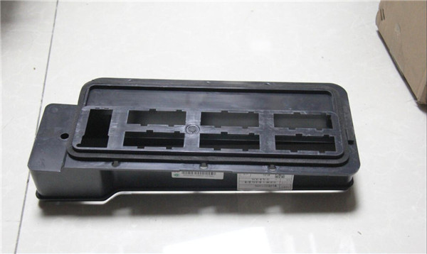 WG9925771031 重汽豪沃TH7司机侧前围过线盒体