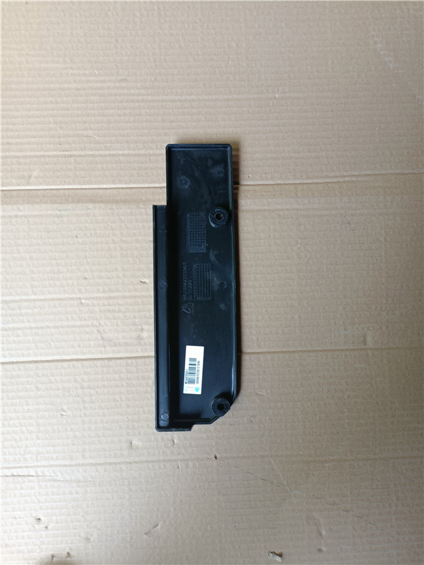 重汽豪沃T7H保险杠右盖板 WG1664230054