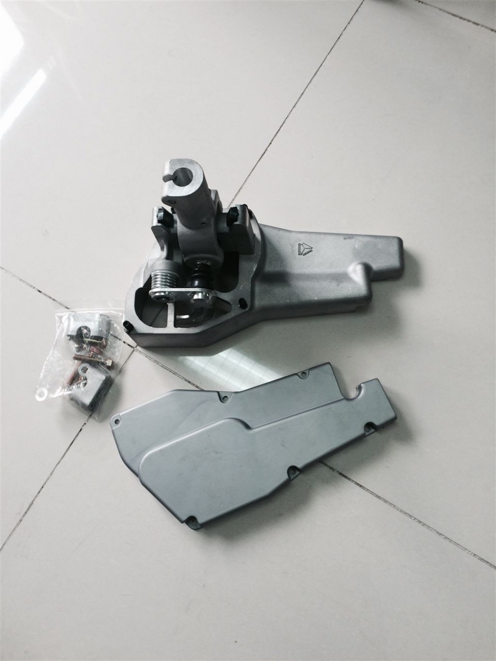 AZ9900240100,操纵器总成,济南冠泽卡车配件营销中心