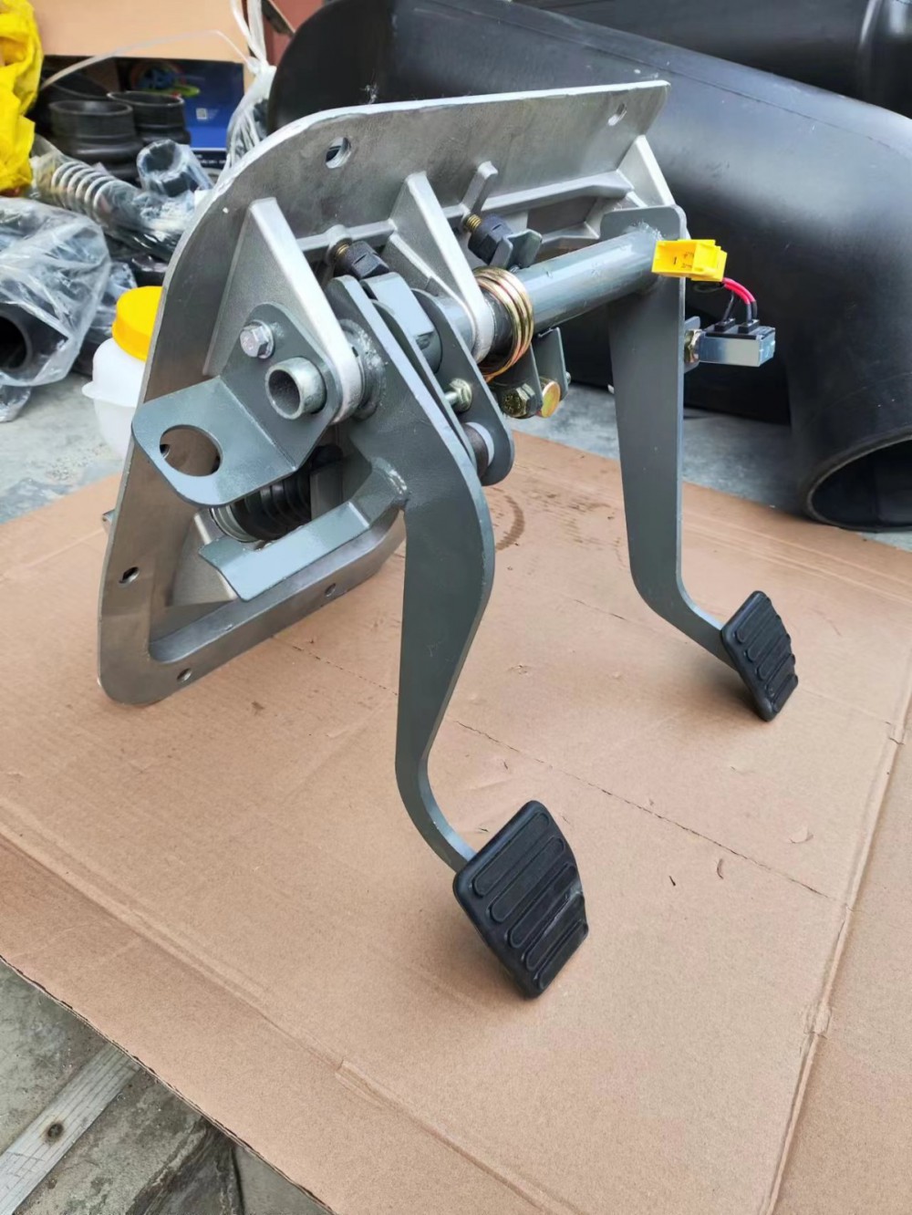 AZ9725361021 组合踏板操纵总成供应重汽豪沃斯太尔汕德卡采埃孚zf卡车